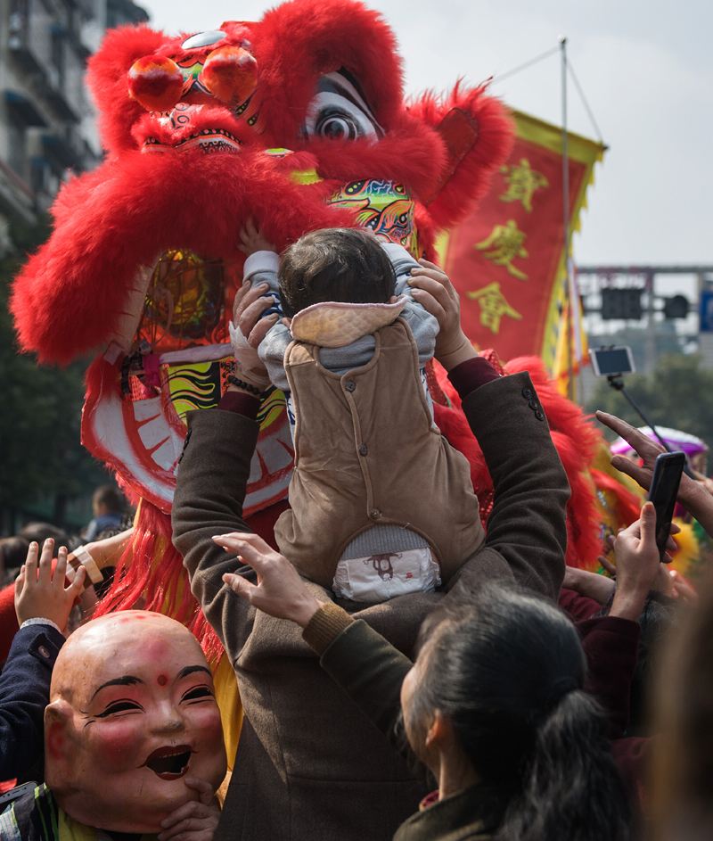 成都舞龙舞狮告诉你中国的传统舞龙
