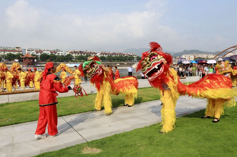 宜宾开业庆典 ​舞龙舞狮的现实中精彩表演